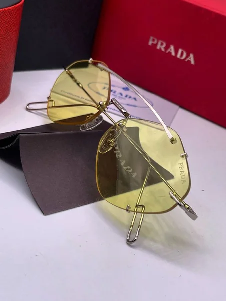 Lunette Solaire PRADA  Avec Boite et Accessoires