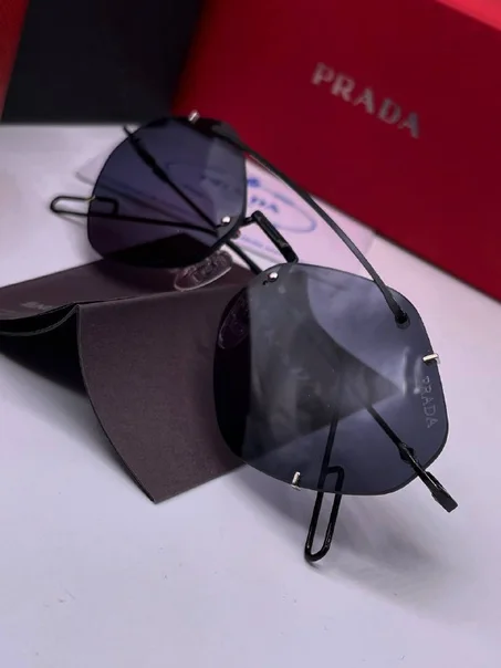 Lunette Solaire PRADA  Avec Boite et Accessoires