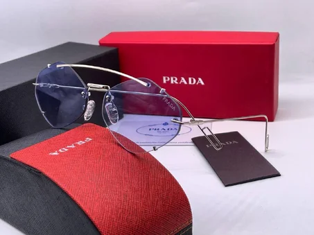 Lunette Solaire PRADA  Avec Boite et Accessoires