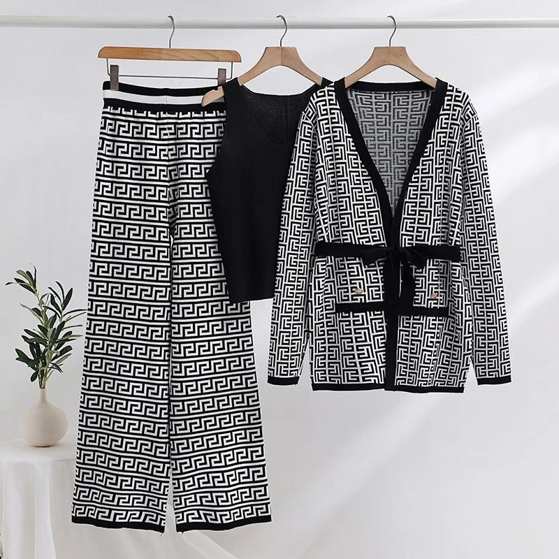 طقم متناسق يجمع بين الراحة والأناقة