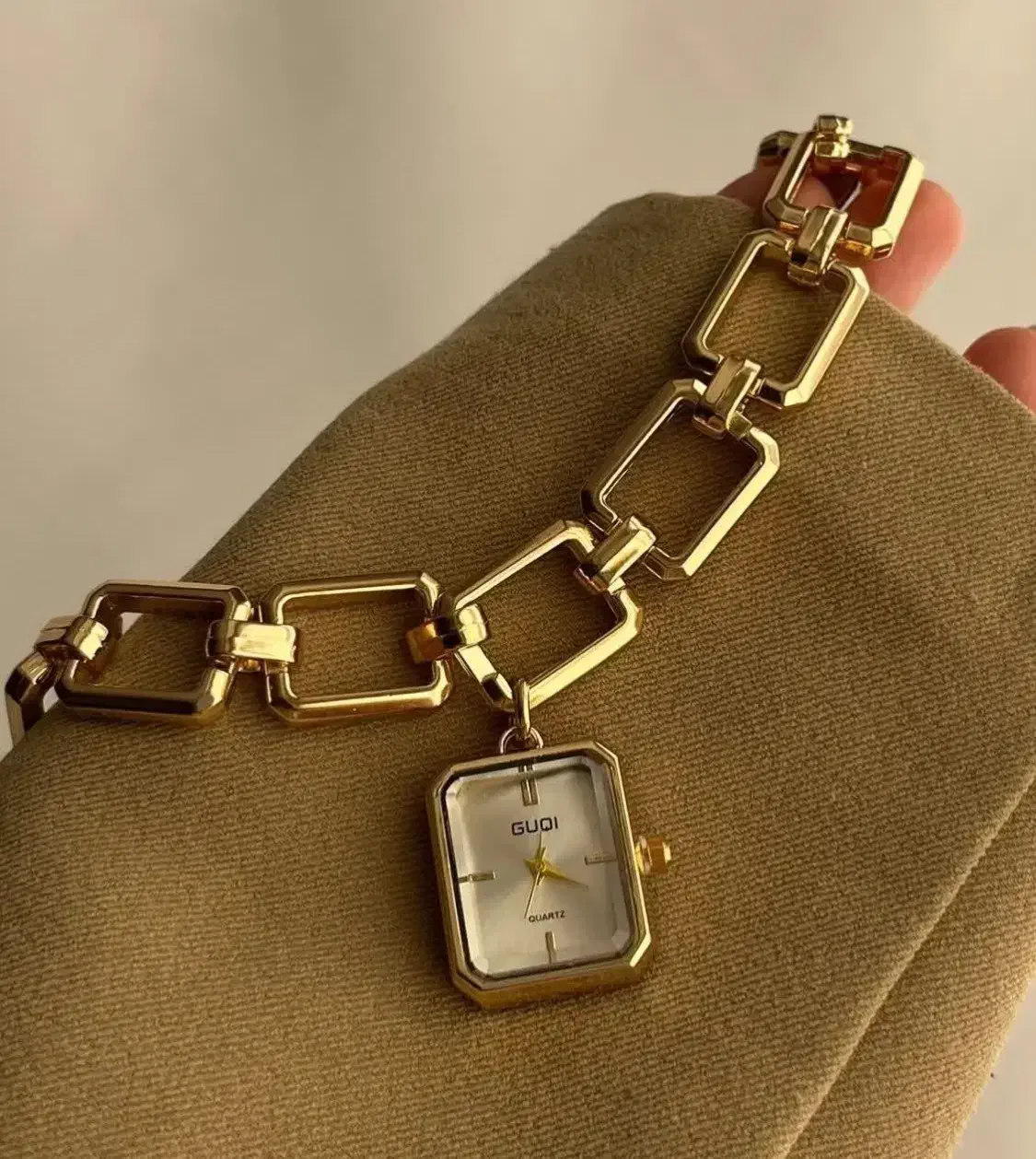 ساعة كلاسيكية فاخرة