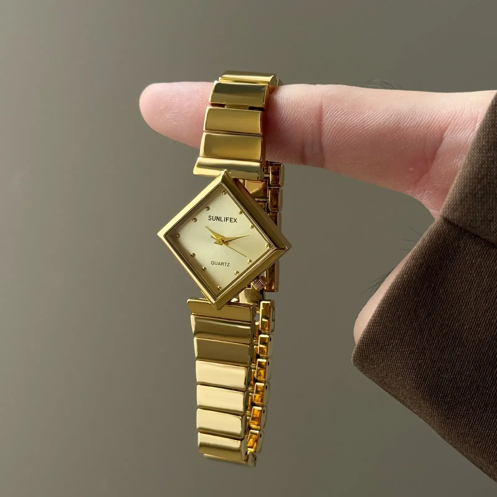 ساعة كلاسيكية فاخرة