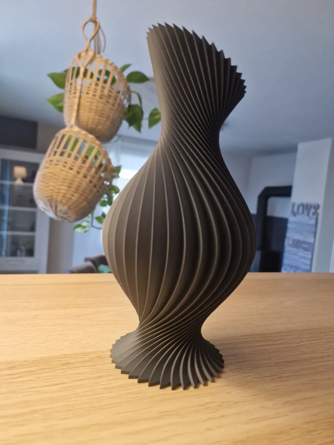 المزهرية الحلزونية المضلعة (Twist Origami Vase) — فخامة الانحناءات الهندسية