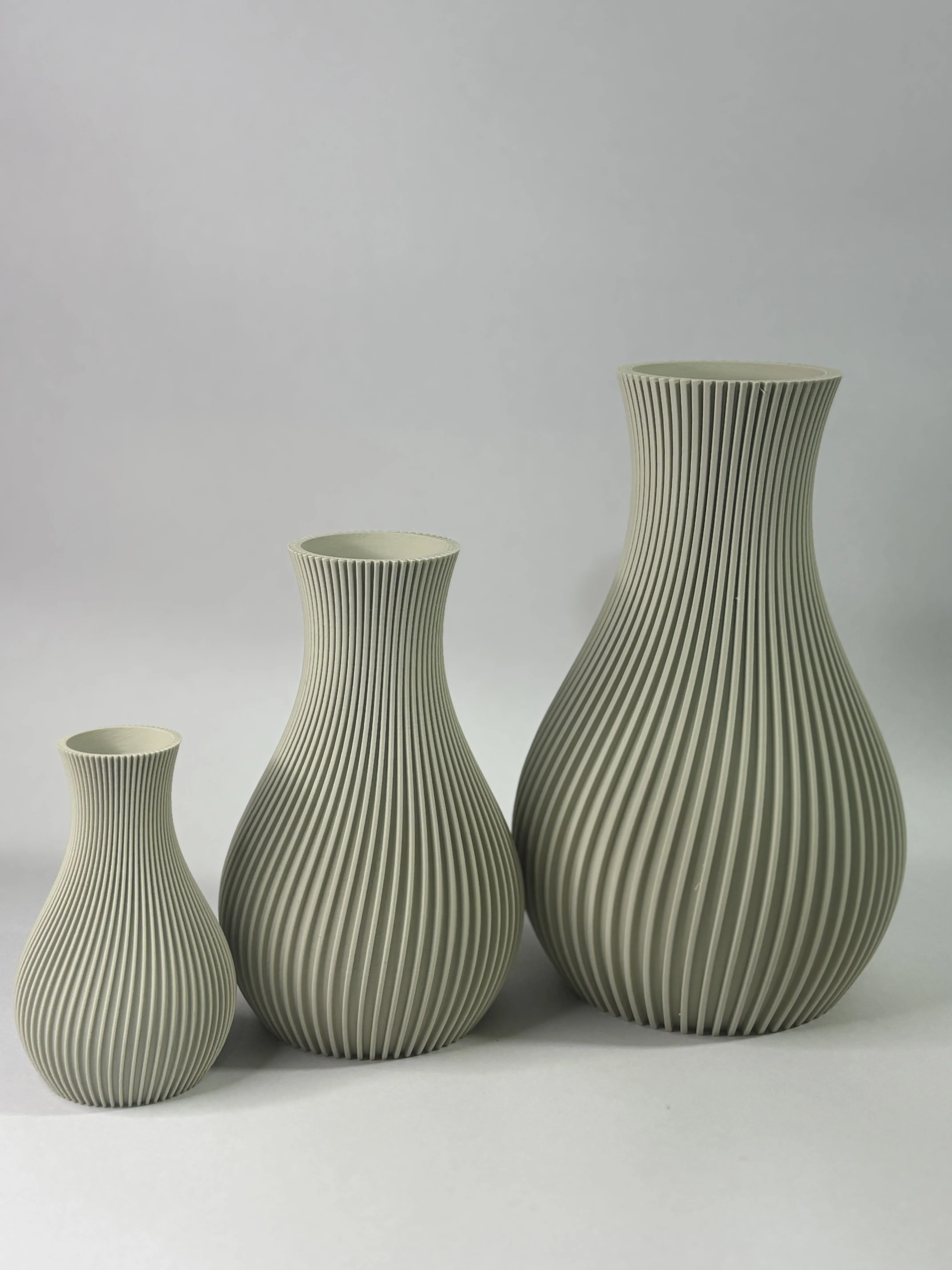 مزهرية التضلّع العصري (Ribbed Modern Vase)