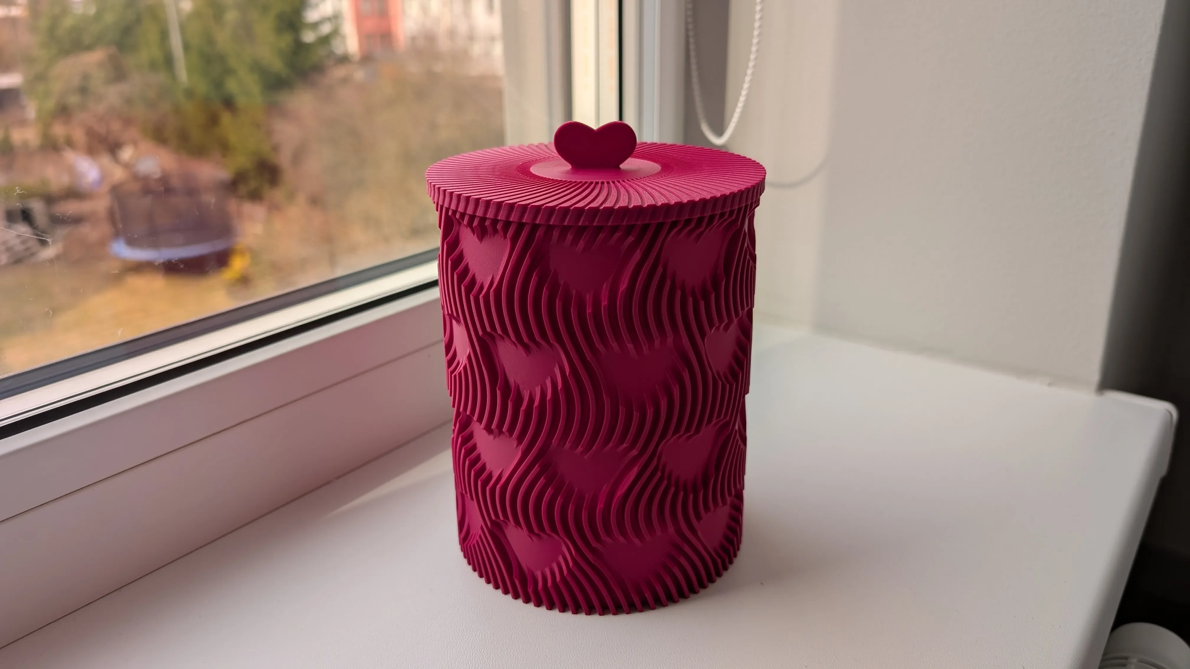 مزهرية القلوب مع غطاء أنيق (Adorable Heart Vase)