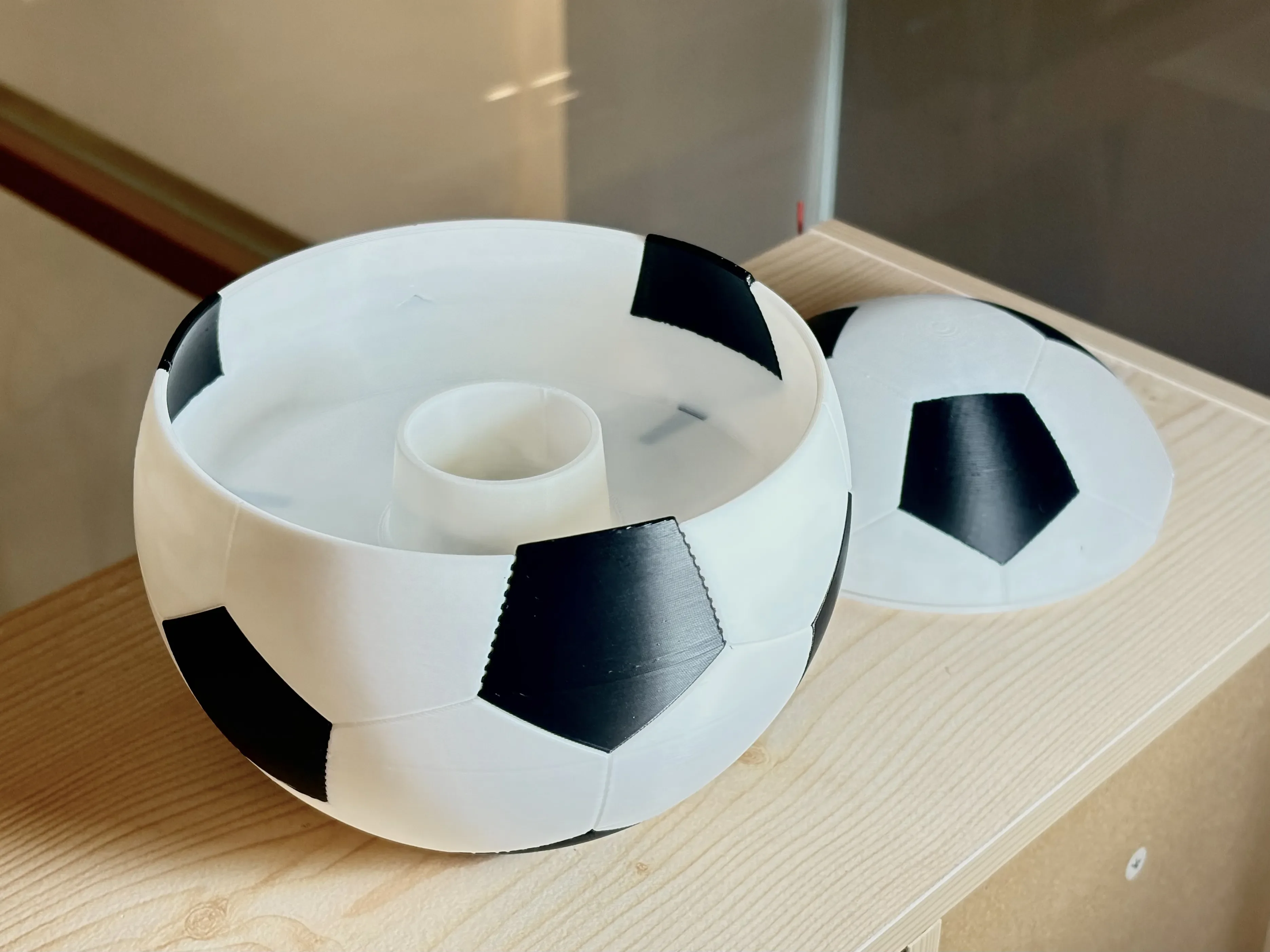 وعاء المكسرات كروي (Football Snack Bowl)