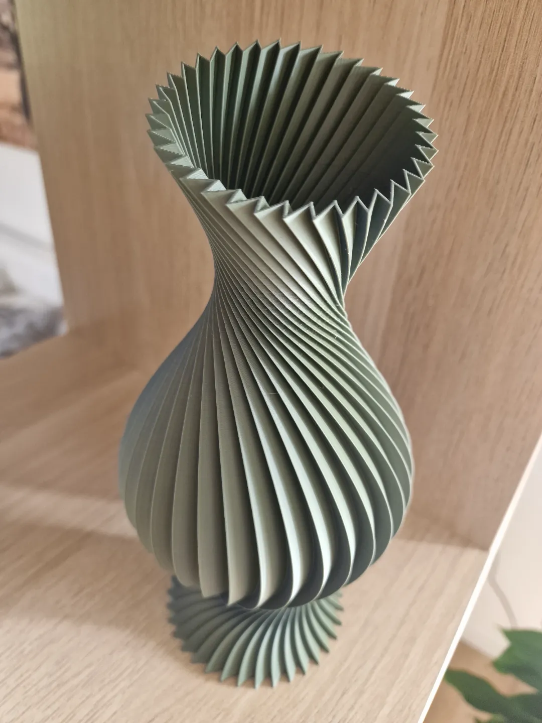المزهرية الحلزونية المضلعة (Twist Origami Vase) — فخامة الانحناءات الهندسية