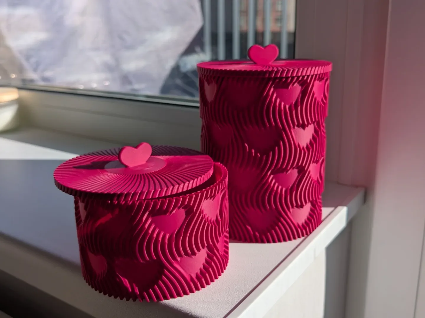 مزهرية القلوب مع غطاء أنيق (Adorable Heart Vase)