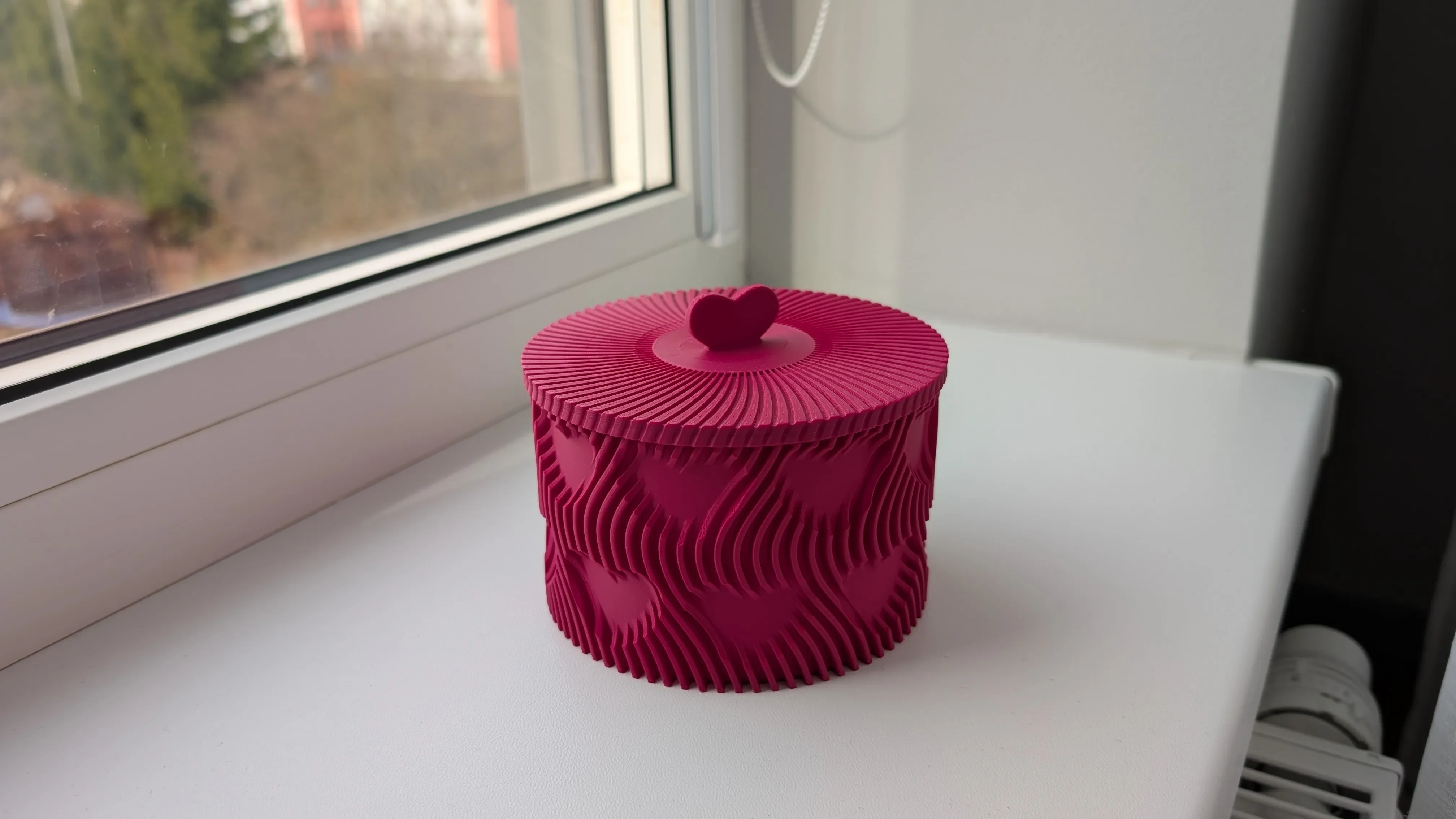 مزهرية القلوب مع غطاء أنيق (Adorable Heart Vase)
