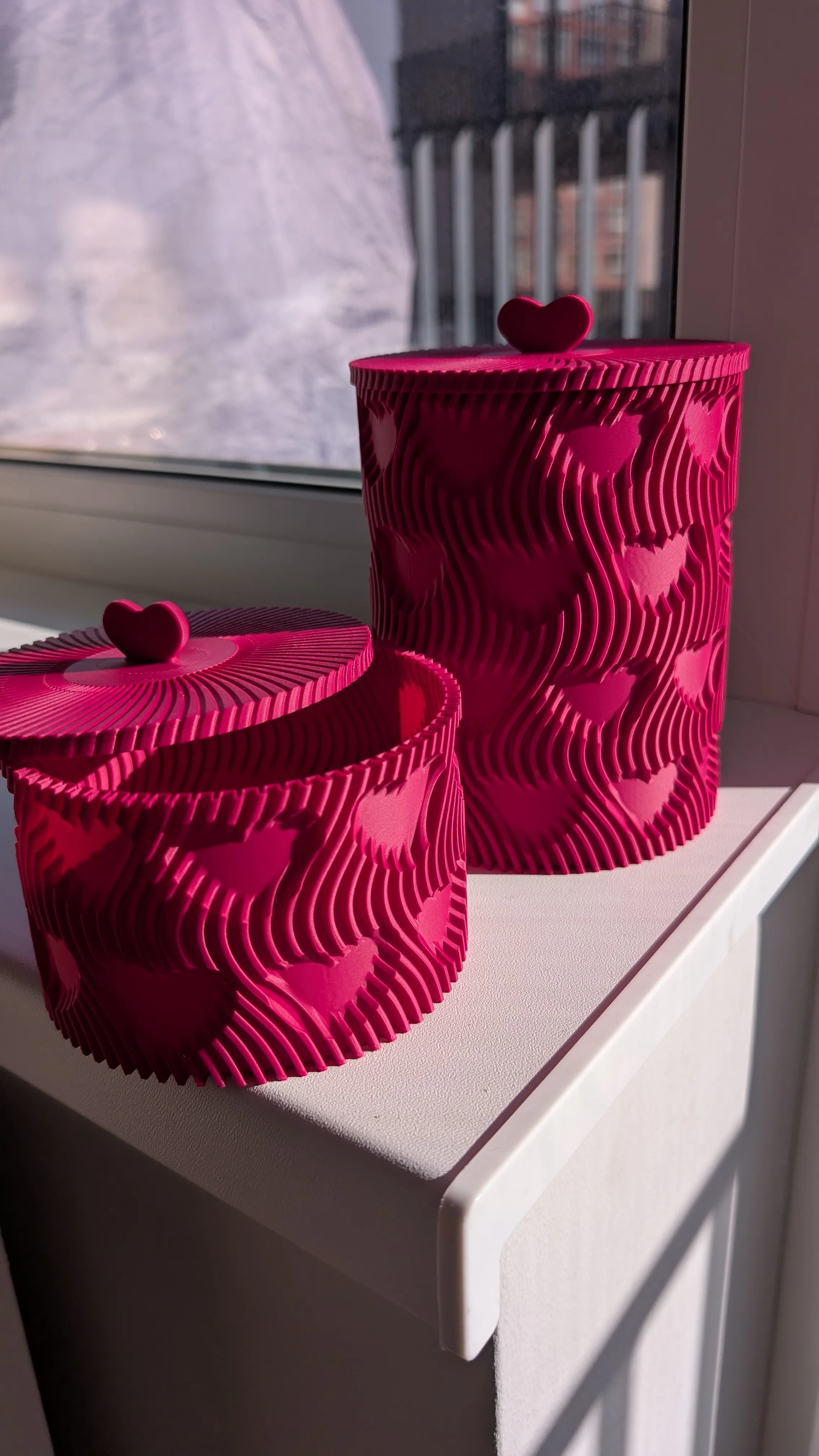 مزهرية القلوب مع غطاء أنيق (Adorable Heart Vase)