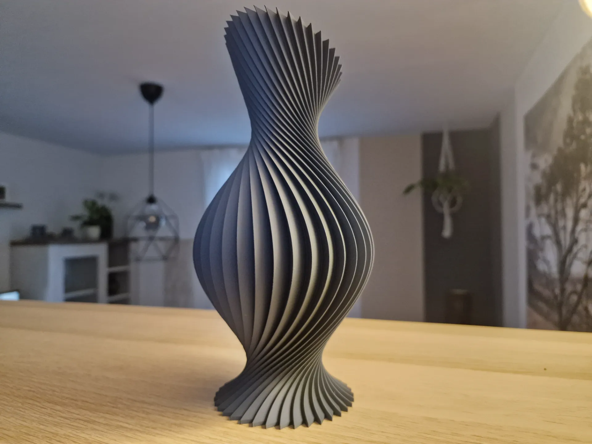 المزهرية الحلزونية المضلعة (Twist Origami Vase) — فخامة الانحناءات الهندسية