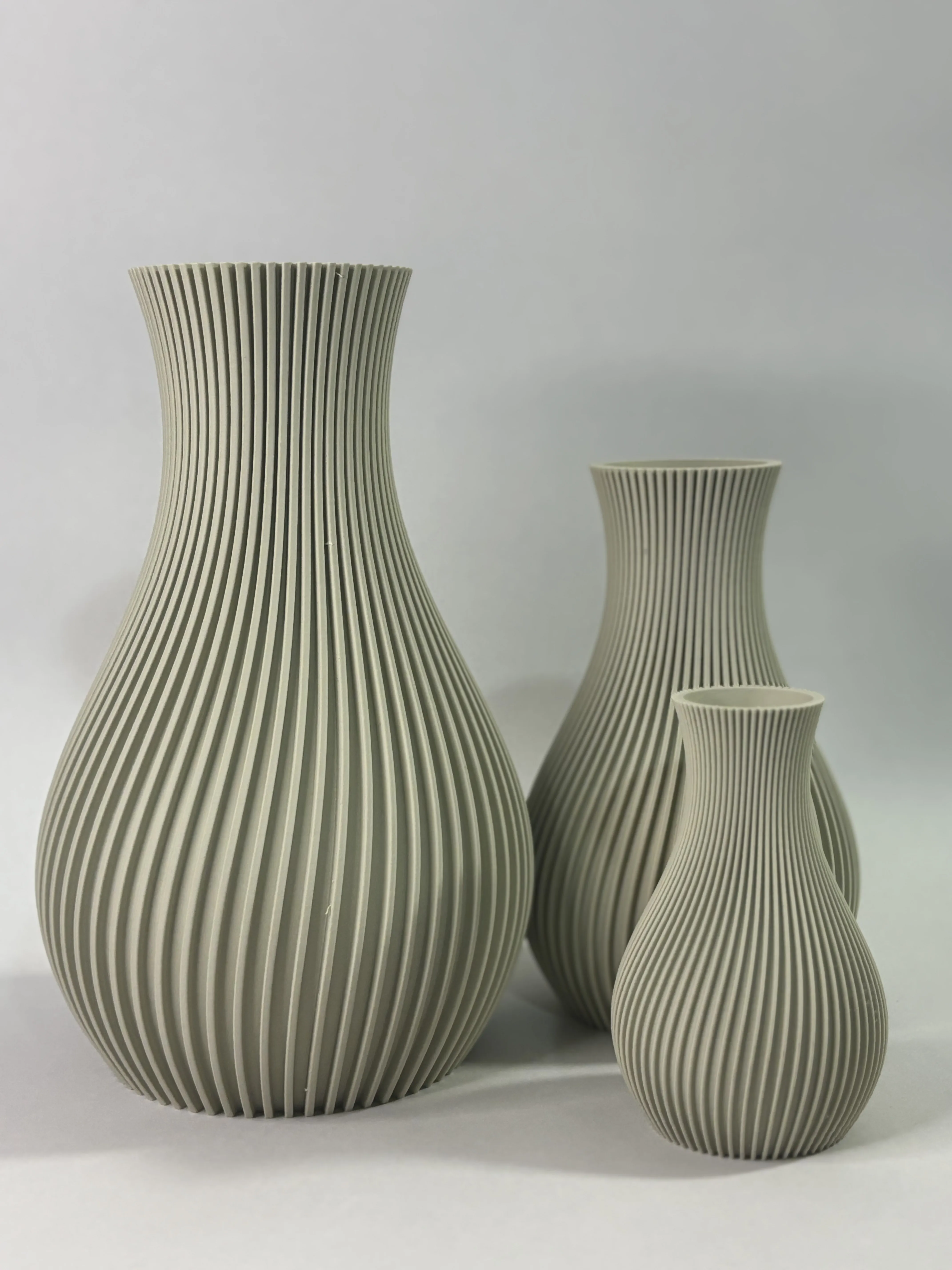 مزهرية التضلّع العصري (Ribbed Modern Vase)