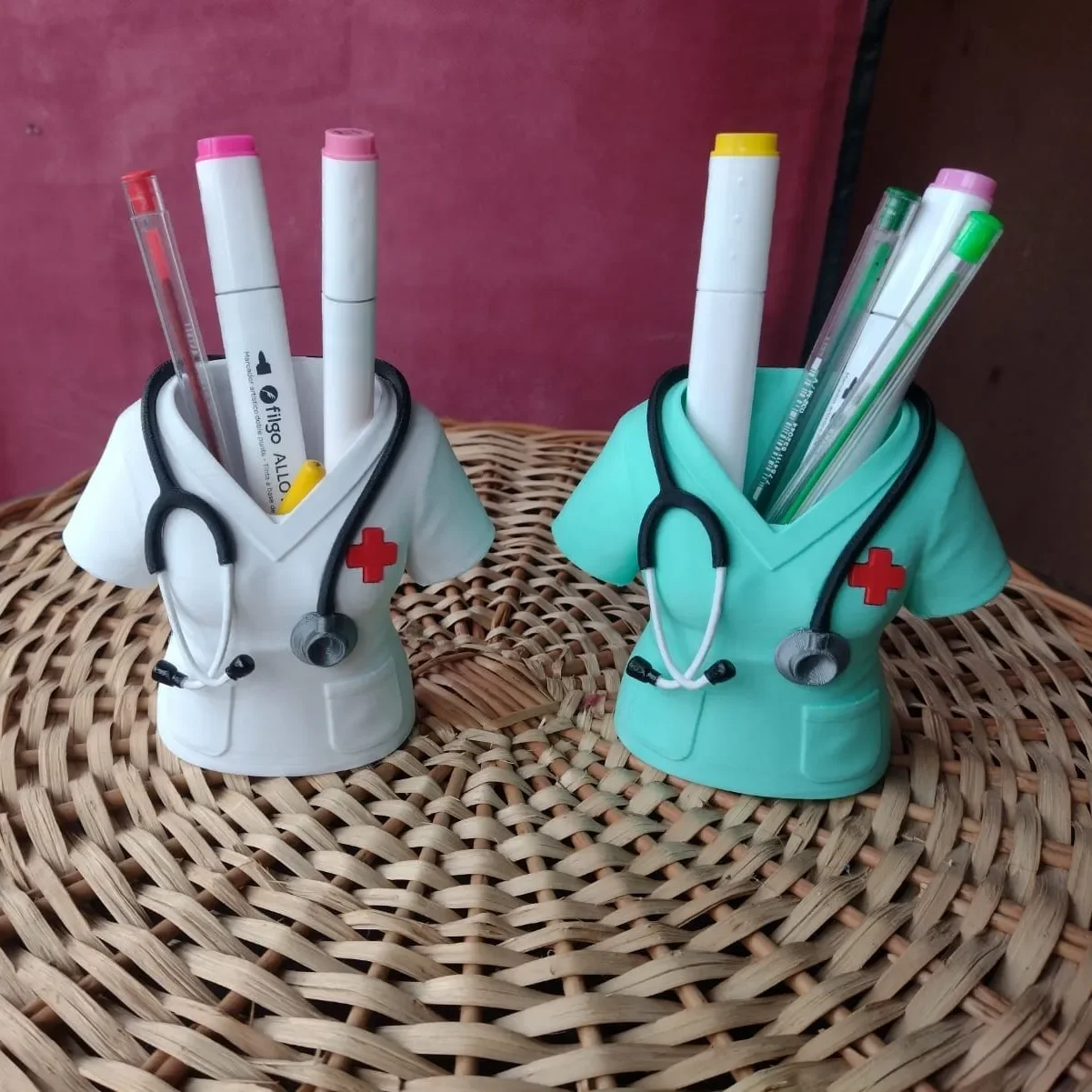 حامل أقلام اللمسة الطبية (Doctor’s Desk Organizer) — هدية فاخرة بدقة