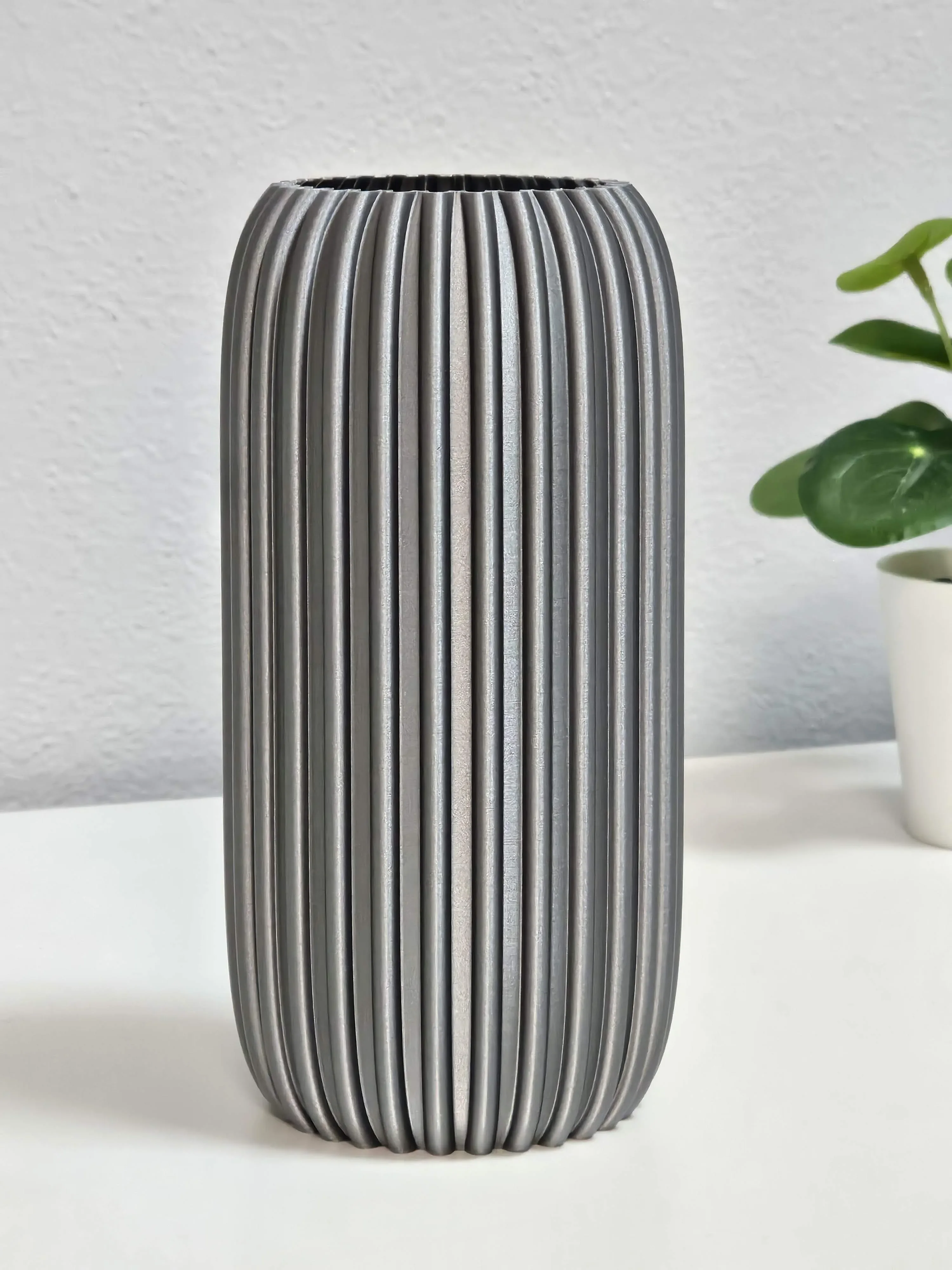 مزهرية القوس النحيفة (Archer Slim Vase) — أنشوطة أنيقة للزهور الطويلة