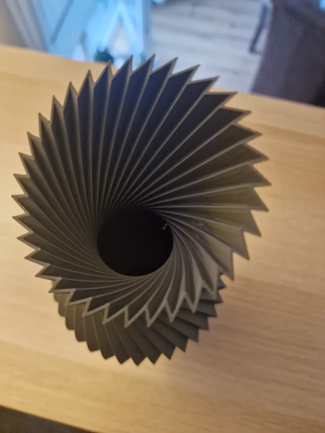 المزهرية الحلزونية المضلعة (Twist Origami Vase) — فخامة الانحناءات الهندسية