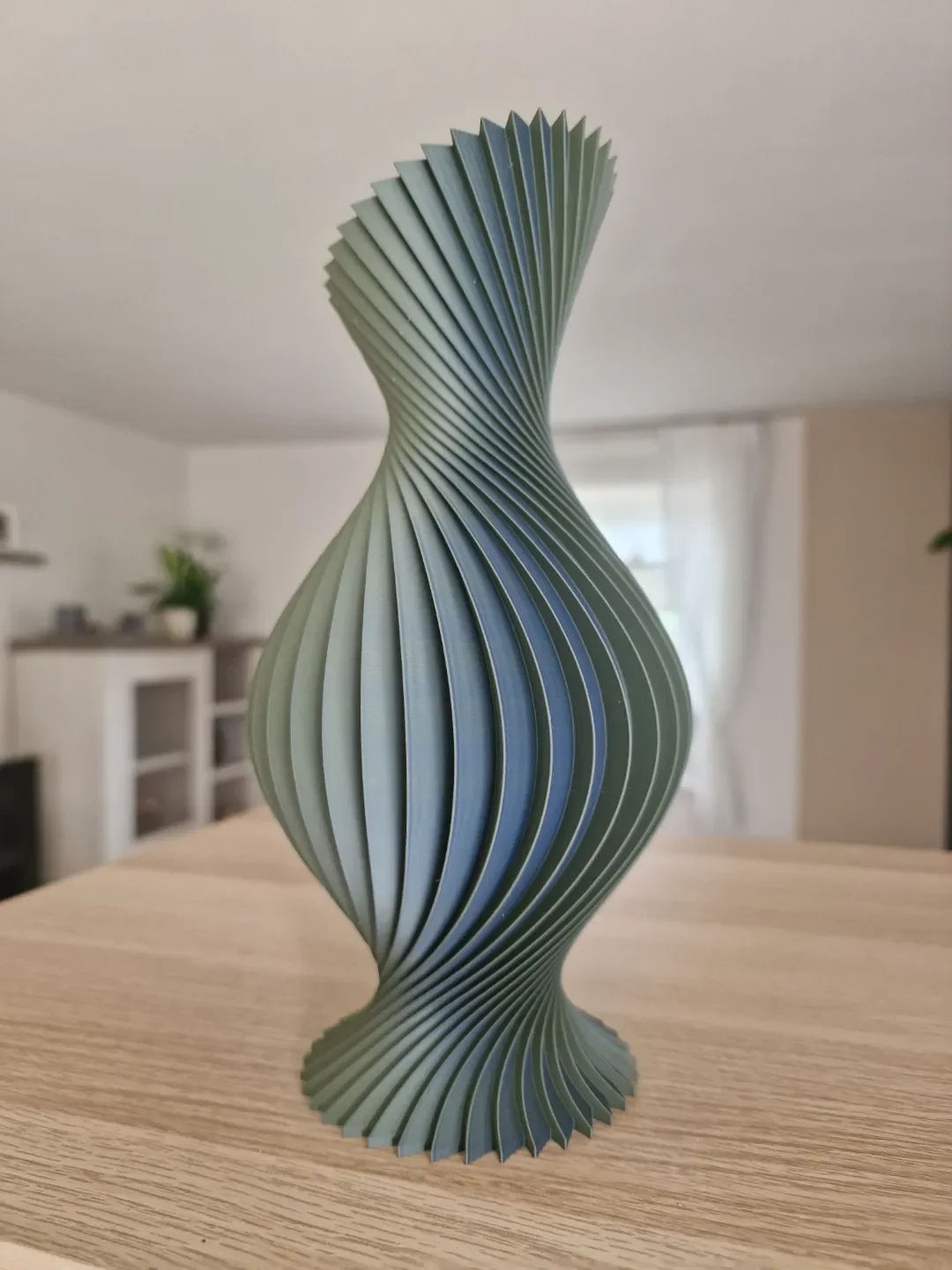 المزهرية الحلزونية المضلعة (Twist Origami Vase) — فخامة الانحناءات الهندسية