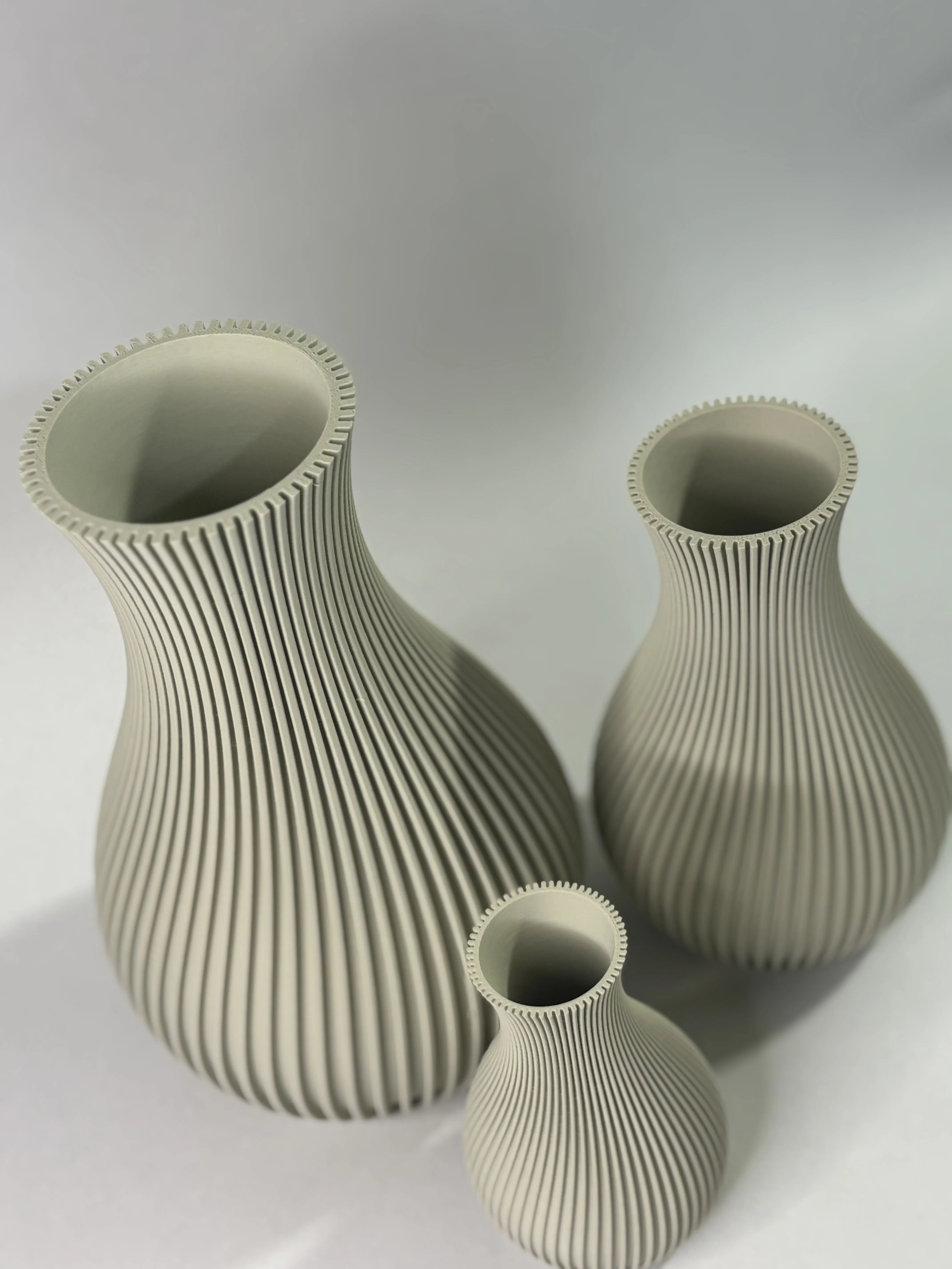 مزهرية التضلّع العصري (Ribbed Modern Vase)