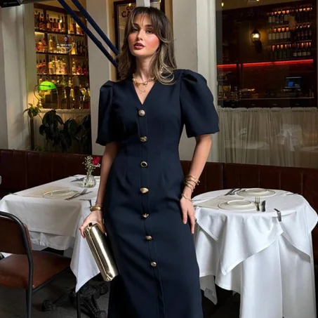 Robe midi avec un décolleté en V, des manches bouffantes et des boutons dores