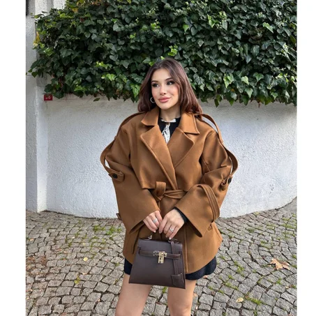 Manteau Court Femme – Ceinturé Camel Chic