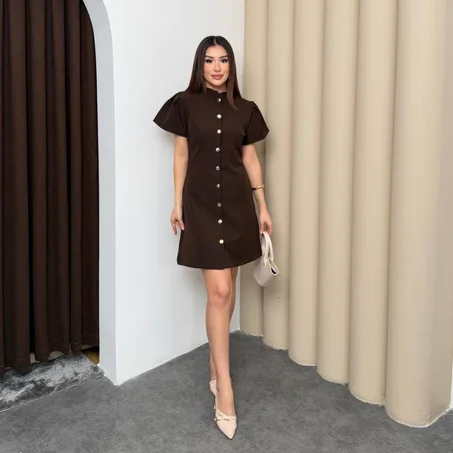 Robe mini élégante avec détails de boutons et manches courtes