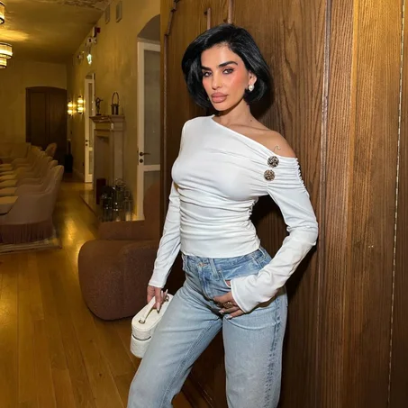 Haut à épaules dénudées avec des détails de boutons dorés ✨