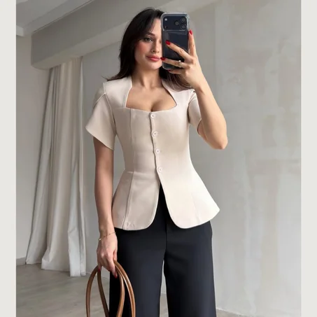 Blouse cintrée à boutons
