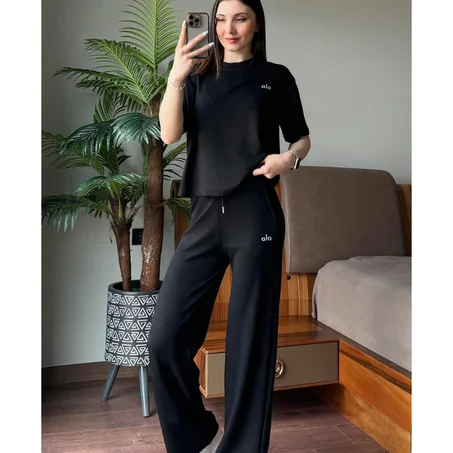 Ensemble ALO composé d'un t-shirt à manches courtes et d'un pantalon ample ✨