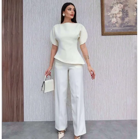 Ensemble deux pieces avec un haut à coupe asymétrique et des manches ballons