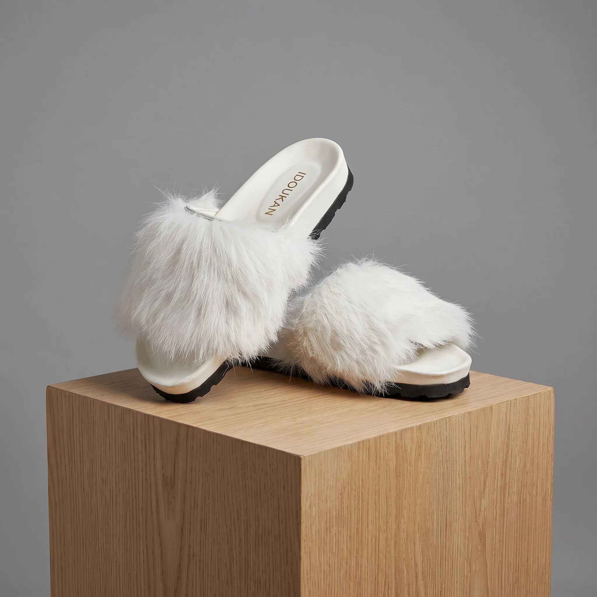 Sandales IDOUKAN en Fourrure Blanche – Édition Premium