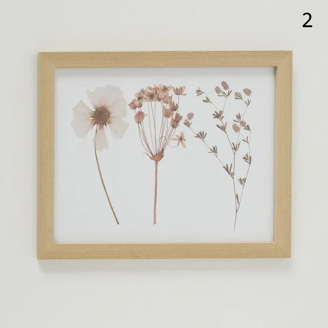 لوحة فنية على إطار خشبي مع زهور طبيعية جميلة