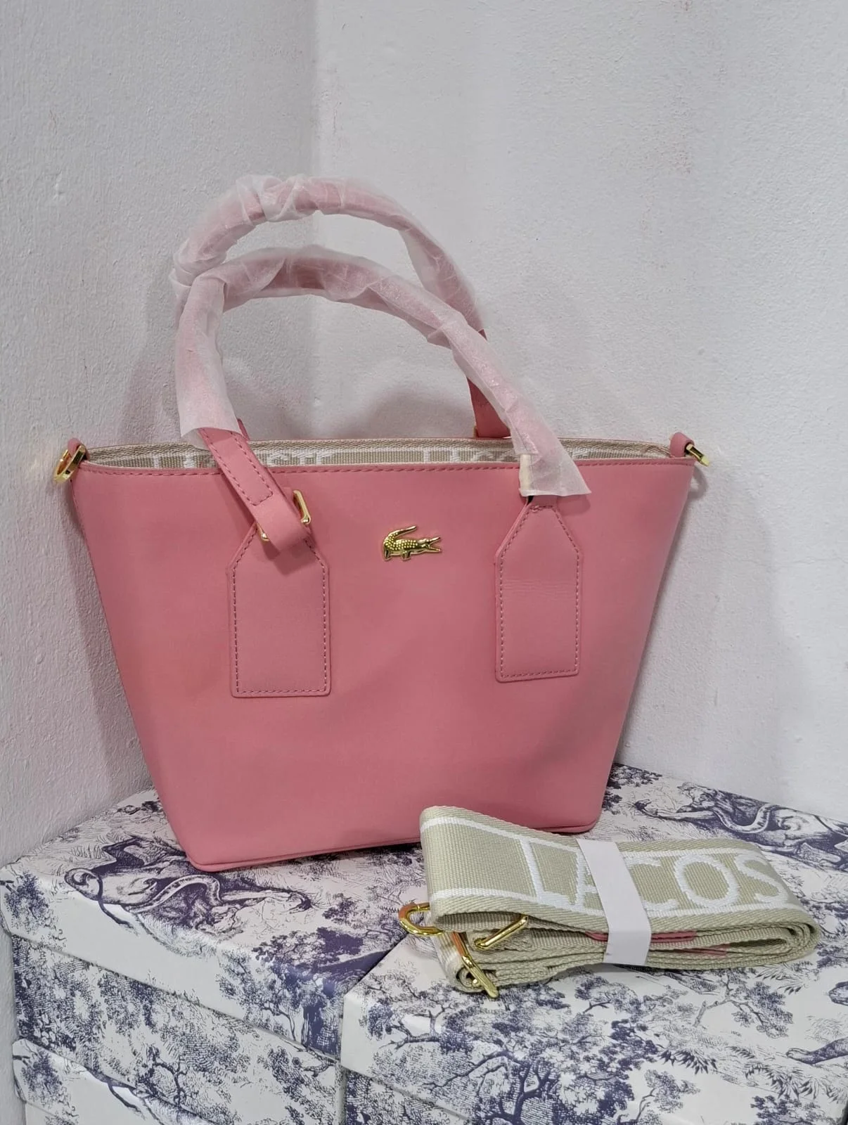 Sac Lacoste Rose – Chic & Pratique