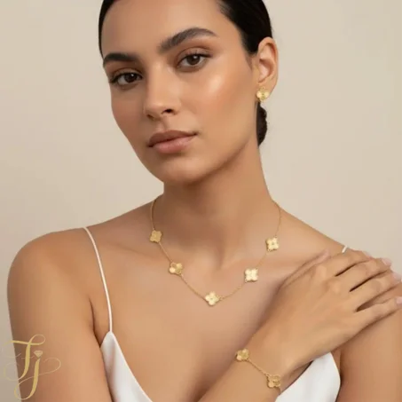 طقم نَفَس الفِلَك – تصميم أيقوني مستوحى من زهرة الحظ