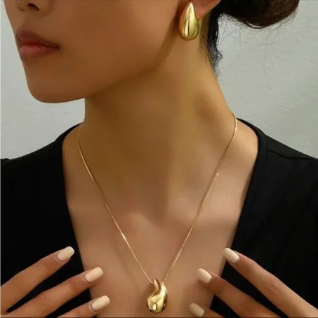 طقم قلادة وأقراط بتصميم قطرة فخم