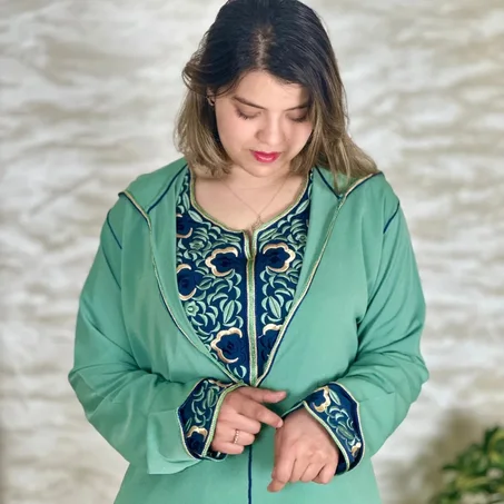 جلابة + قميص طقم 2 بياس بكريب روزا – طرزة رباطية راقية 💚