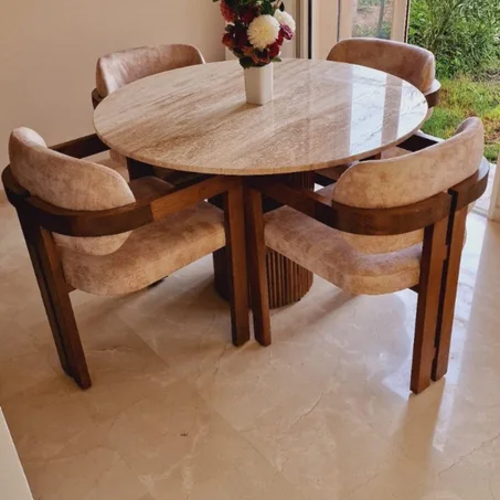 طاولة مستديرة