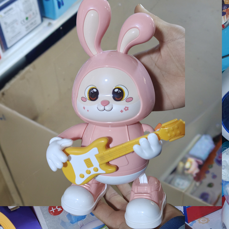 لعبة الأرنب الراقص الحامل للقيتار