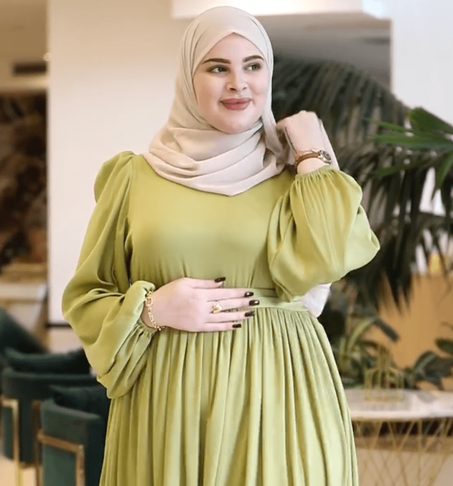 💚 فستان واسع باللون الأخضر الزيتوني الفاتح – إطلالة راقية