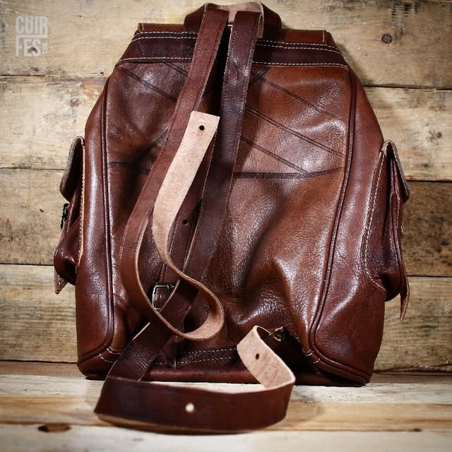 حقيبة جلدية