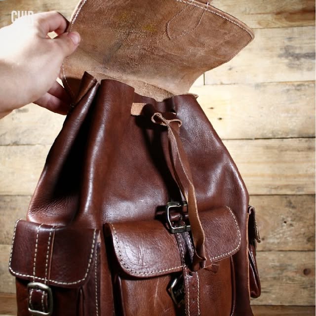 حقيبة جلدية