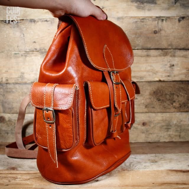 حقيبة جلدية