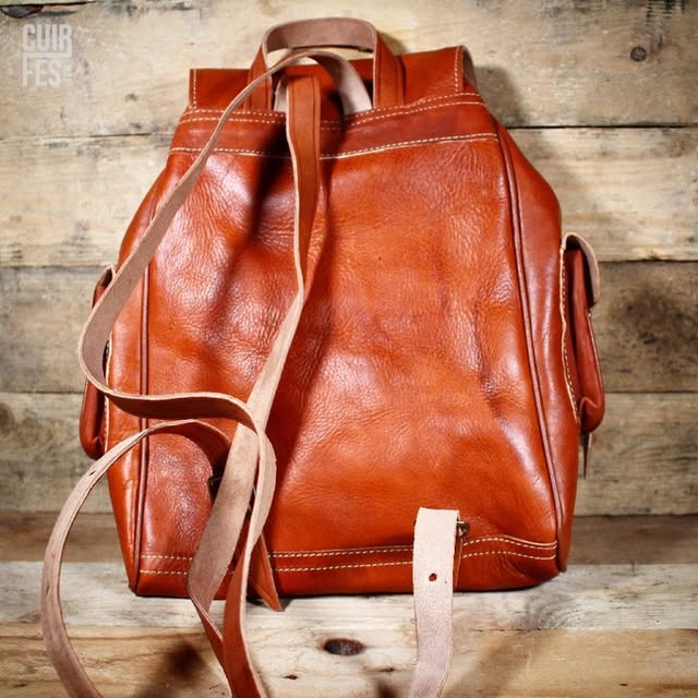 حقيبة جلدية