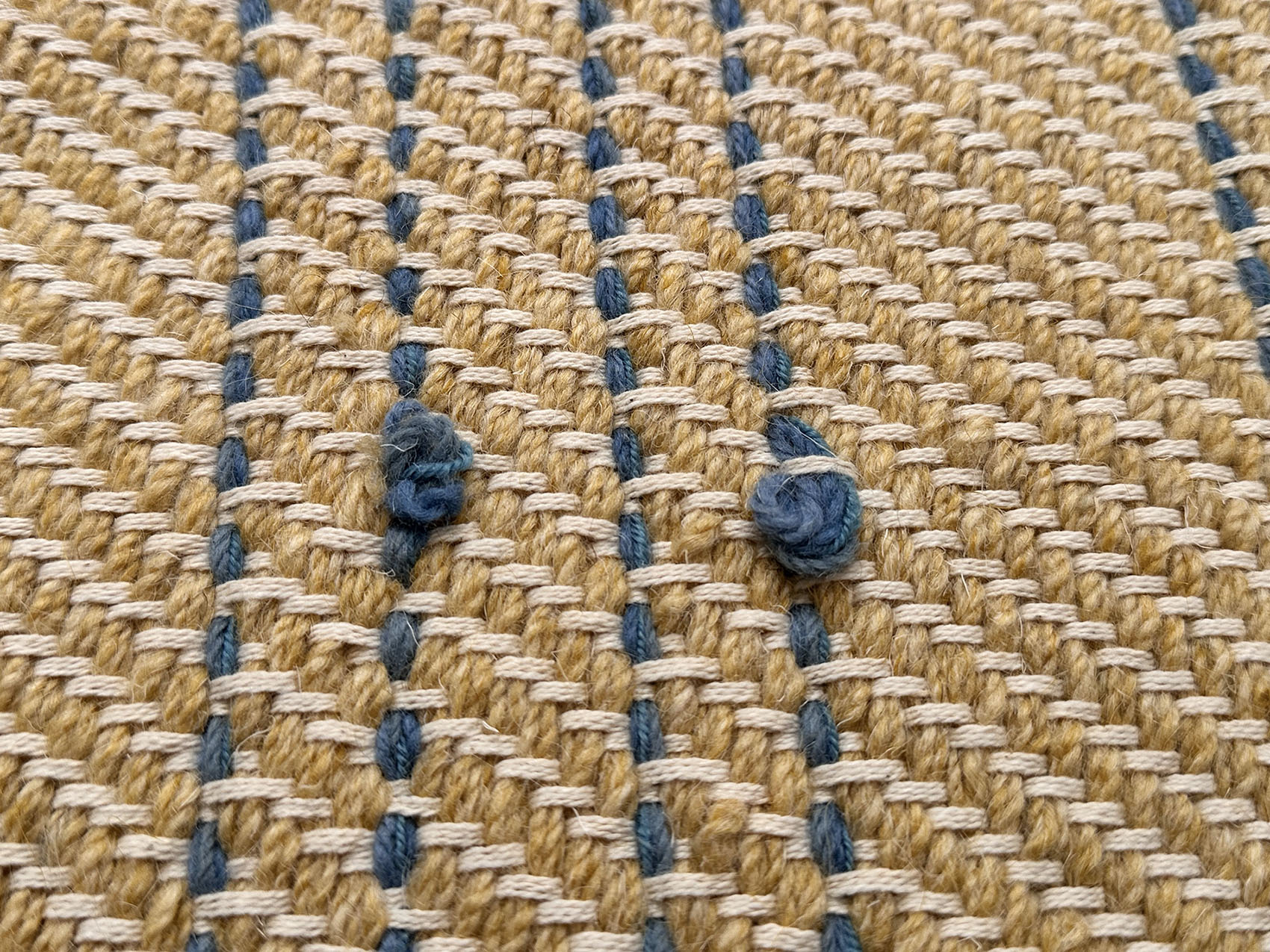 Descente de lit jaune ocre avec des pompons