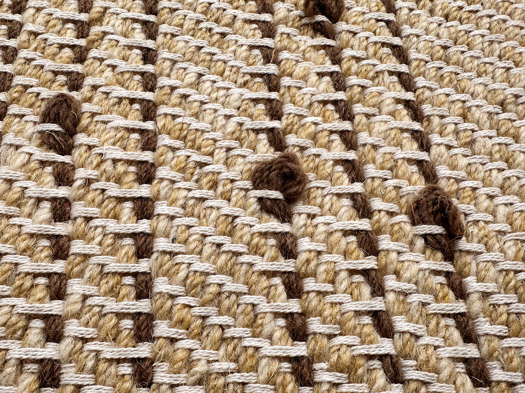 Descente de lit jaune ocre avec des pompons