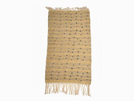 Descente de lit jaune ocre avec des pompons