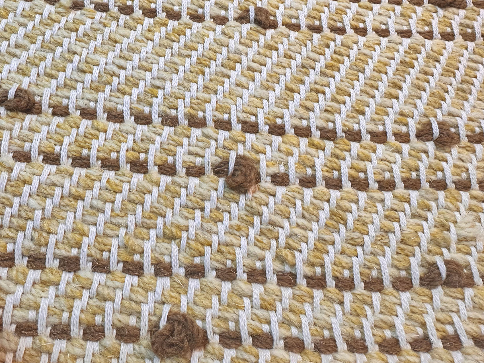 Descente de lit jaune ocre avec des pompons