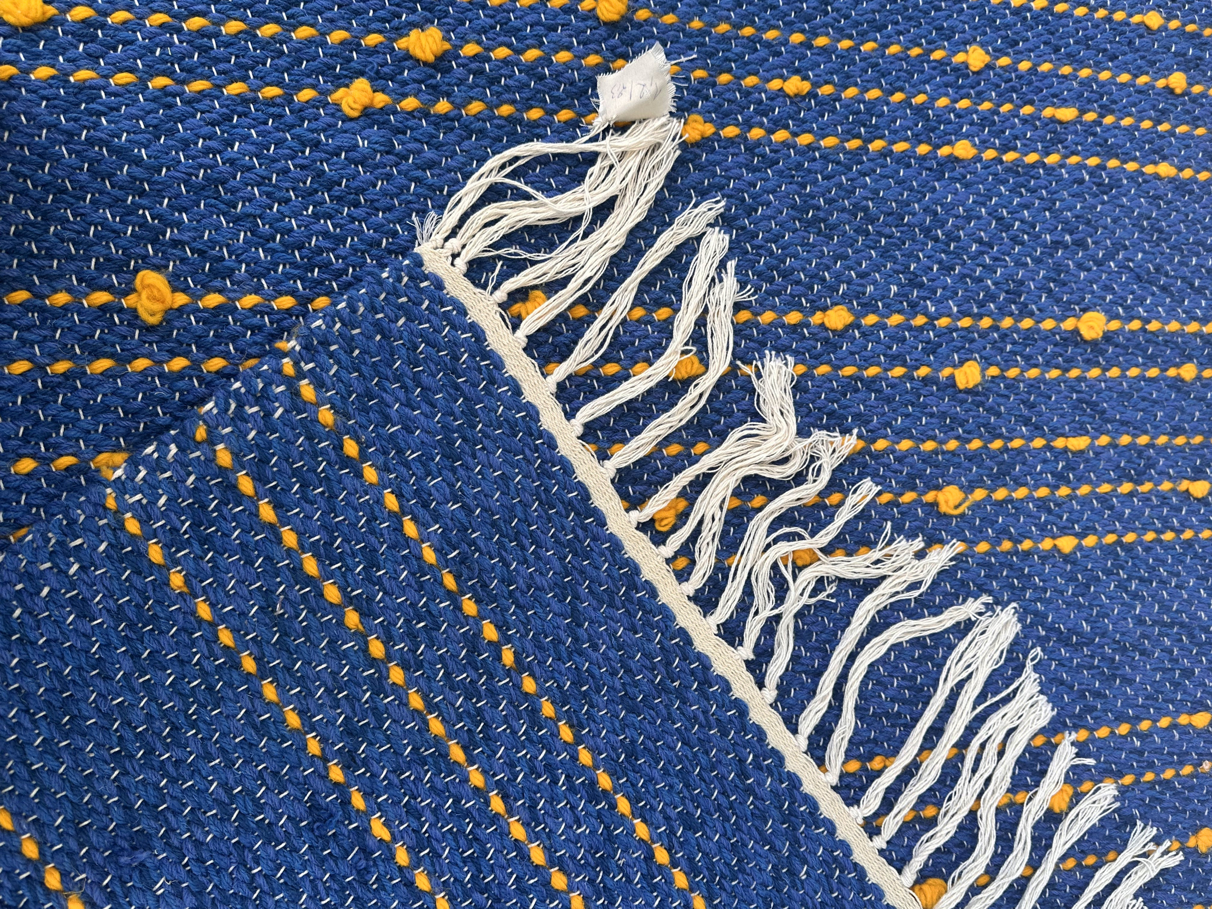 Tapis en laine bleu réversible – Pompons & Rayures