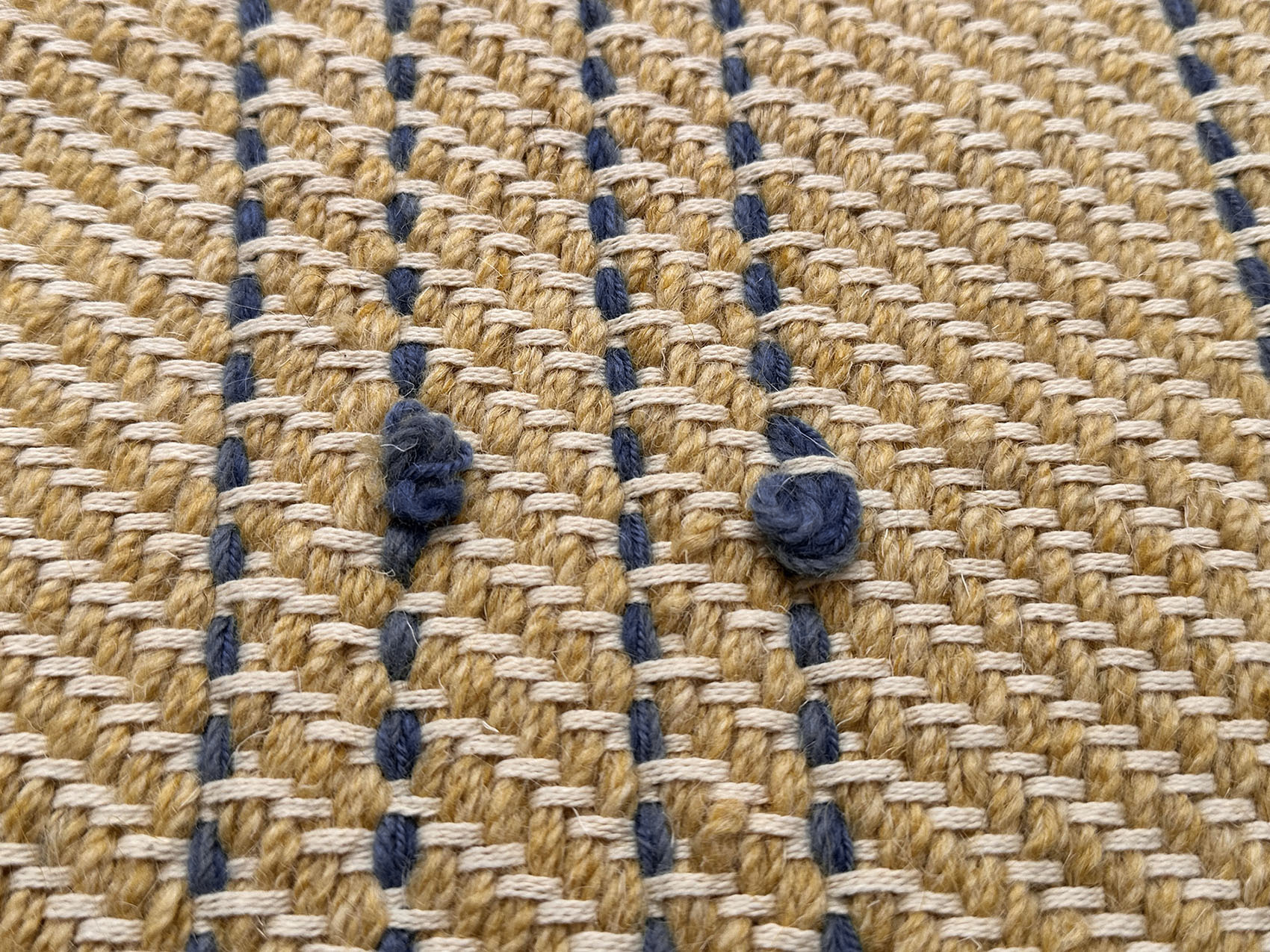 Descente de lit jaune ocre avec des pompons