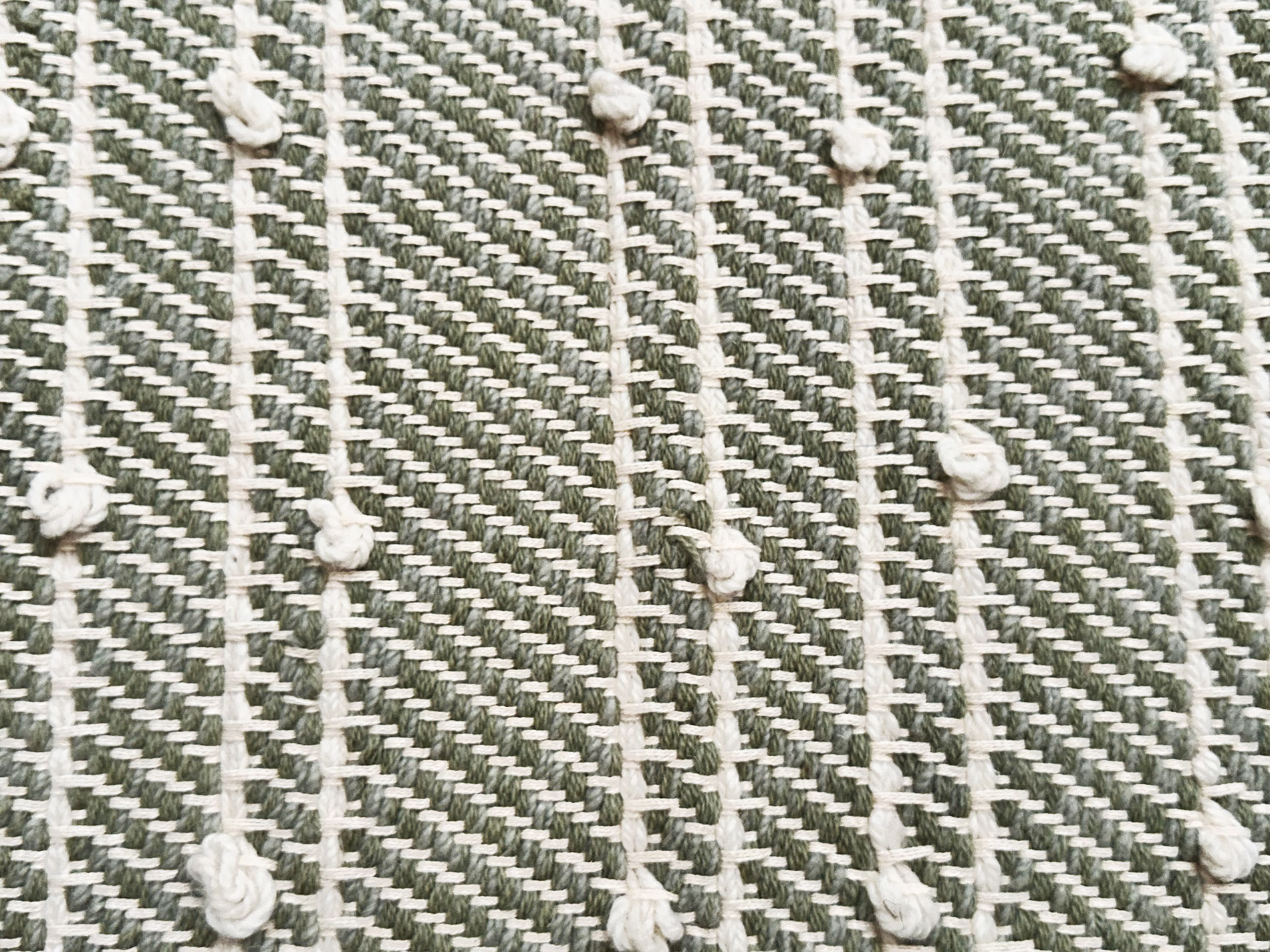 Descente de lit vert pastel / Pompon blanc