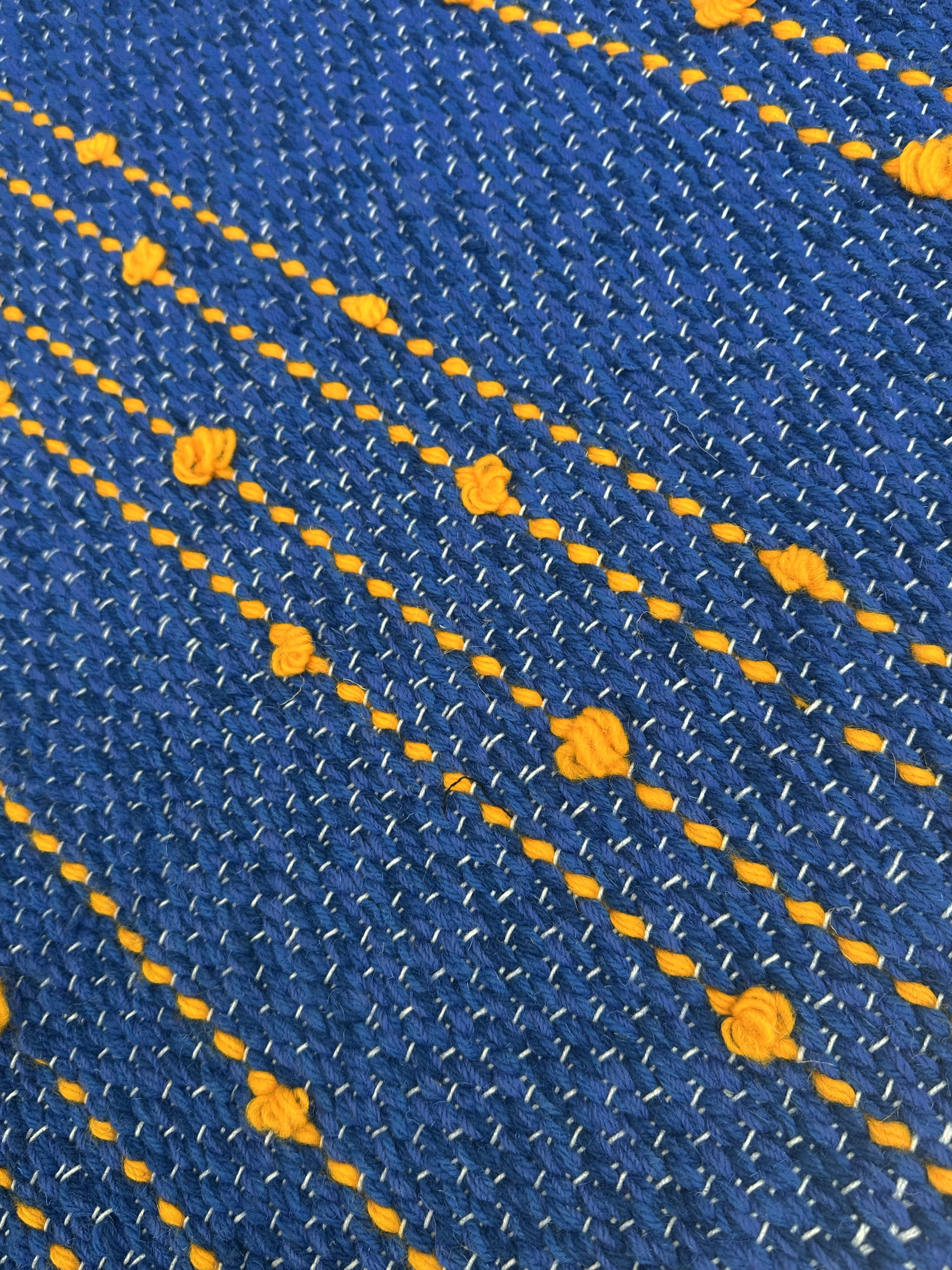 Tapis en laine bleu réversible – Pompons & Rayures