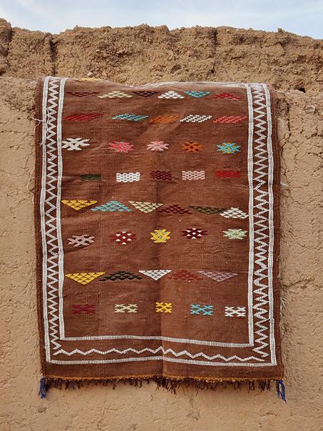Kilim marocain tissé à la main par des femmes berbères des montagnes du Haut Atlas marocain